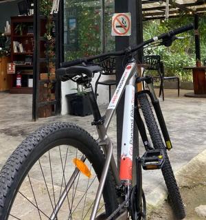 一辆自行车停在商店前面