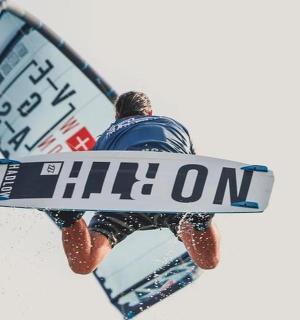 一名男子带着冲浪板在空中飞翔