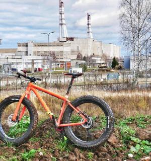 一辆停在工厂附近田野里的自行车