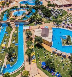 水上乐园游泳池的俯视图