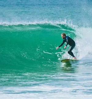 一名男子在海上冲浪
