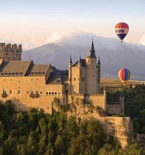 两个热气球飞越城堡