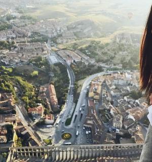 一名女子站在城市之巅