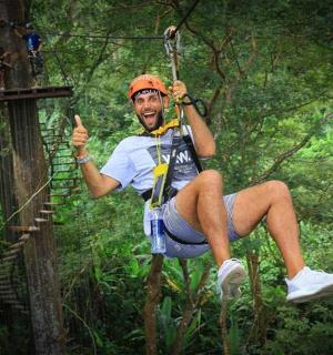 一名男子在森林里滑索