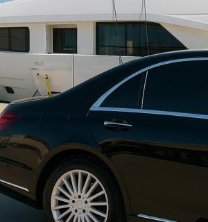 停在船前的汽车