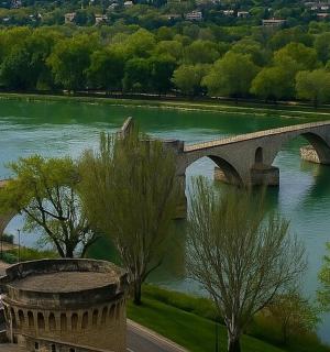 河上的一座桥,停车场里停着汽车