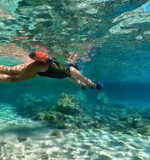 一名男子在海里游泳