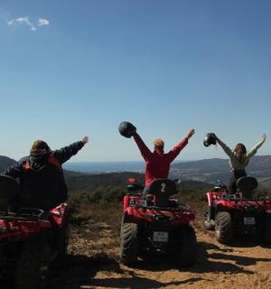 一群人骑着四轮摩托车在土路上行驶