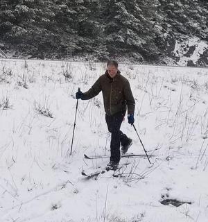 muž běží na lyžích ve sněhu