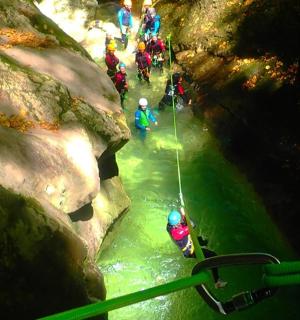 一群人在河上的木筏上