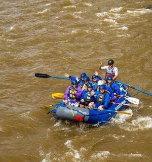 skupina lidí na voru ve vodě