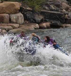 skupina lidí na voru v řece
