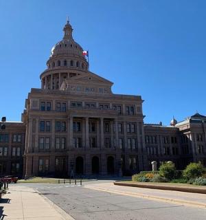 velká budova s kupolí na vrcholu