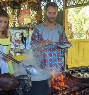 一男一女在烤架上烹饪食物