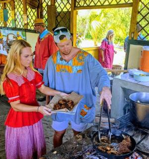 一个男人和一个女孩在烤架上烹饪食物