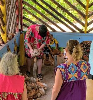 一群人站在帐篷里