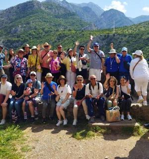 一群人在山上摆姿势拍照