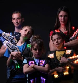 一群人拿着枪摆姿势拍照