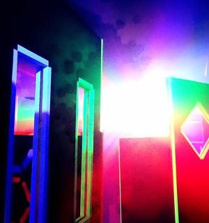 有五彩灯光和灯杆的房间