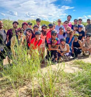 skupina lidí pózujících pro fotografii na pláži