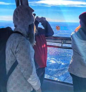 skupina lidí fotících oceán