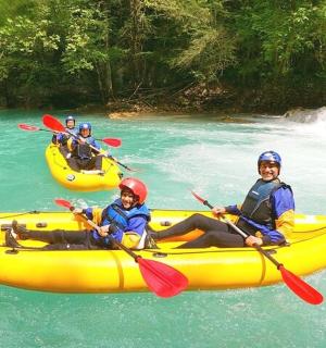 川の上の黄色いいかだに乗った人々のグループ