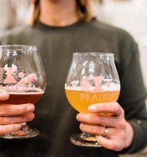 一位女士手里拿着两杯酒