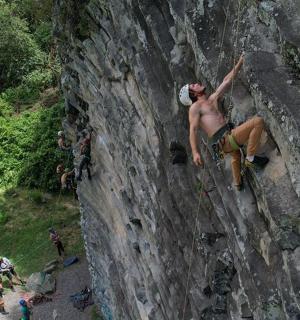 一名男子正在攀爬岩壁