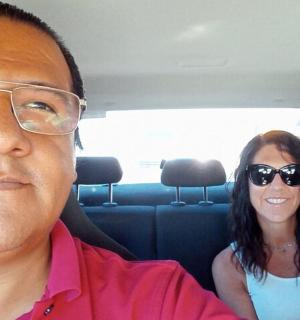 一名男子和一名女子坐在车里