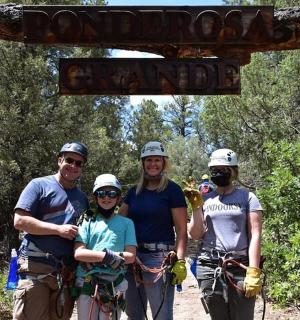 skupina lidí stojící před cedulí