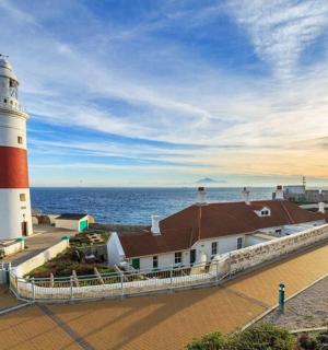 červenobílý maják vedle oceánu