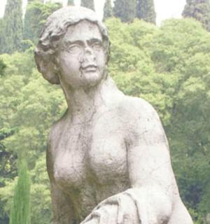 一尊站在树前的女人雕像