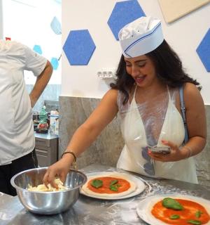 一位女士站在厨房准备食物