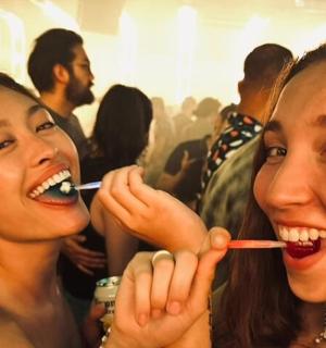 两个女人对着镜子刷牙