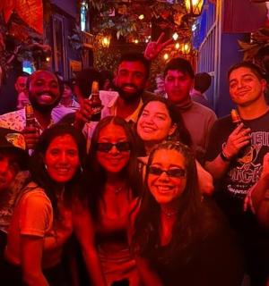 一群人在酒吧里摆姿势拍照