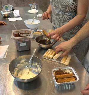 bir masada yemek hazırlayan bir grup insan