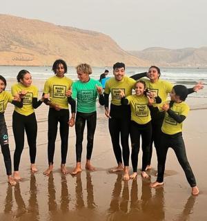 一群人站在海滩上