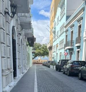 eine Straße mit an der Seite eines Gebäudes geparkten Autos