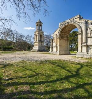 田野中一座带有拱门的古老石头建筑