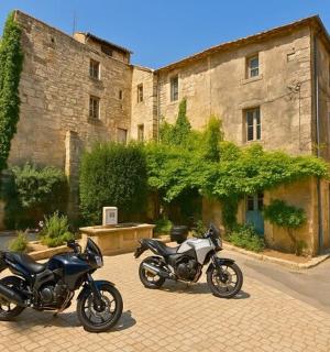 两辆摩托车停在一栋建筑前的街道上