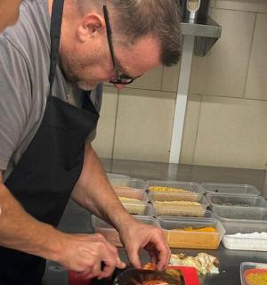 一名男子站在厨房准备食物