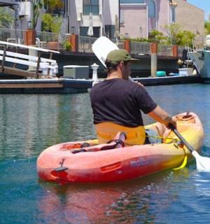 muž je v kajaku ve vodě