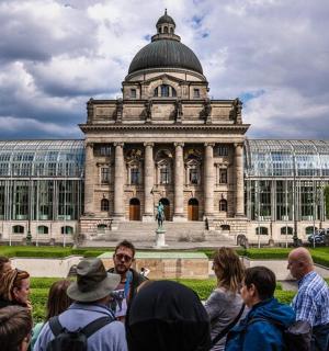 skupina lidí stojících před budovou
