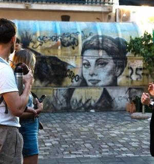 一群人站在壁画前