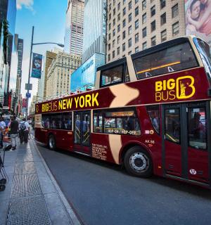 城市街道上的一辆红色双层巴士