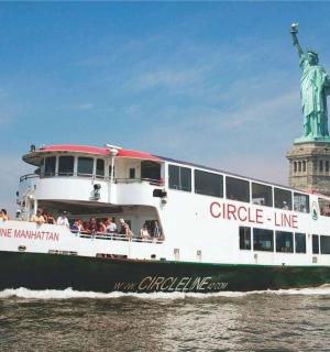 výletní loď před sochou svobody