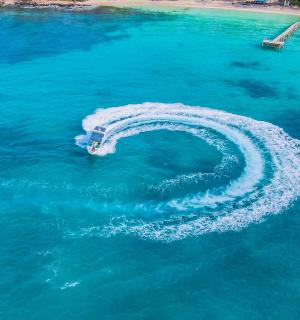 一艘船在水中掀起波浪