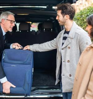 dalawang lalaking nagkarga ng maleta sa trunk ng kotse