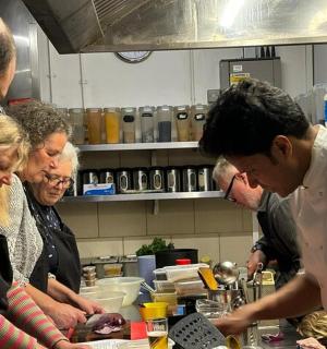 一群人站在厨房里准备食物