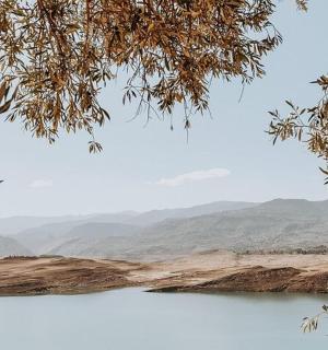 以群山为背景的湖景